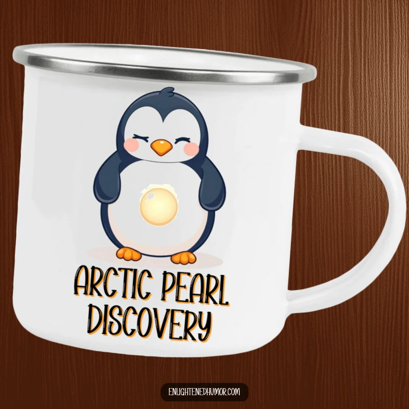 Funny Penguin Pearl Camping Mug: Enamel mug with a winking penguin discovering a luminous pearl, perfect for outdoor discovery.